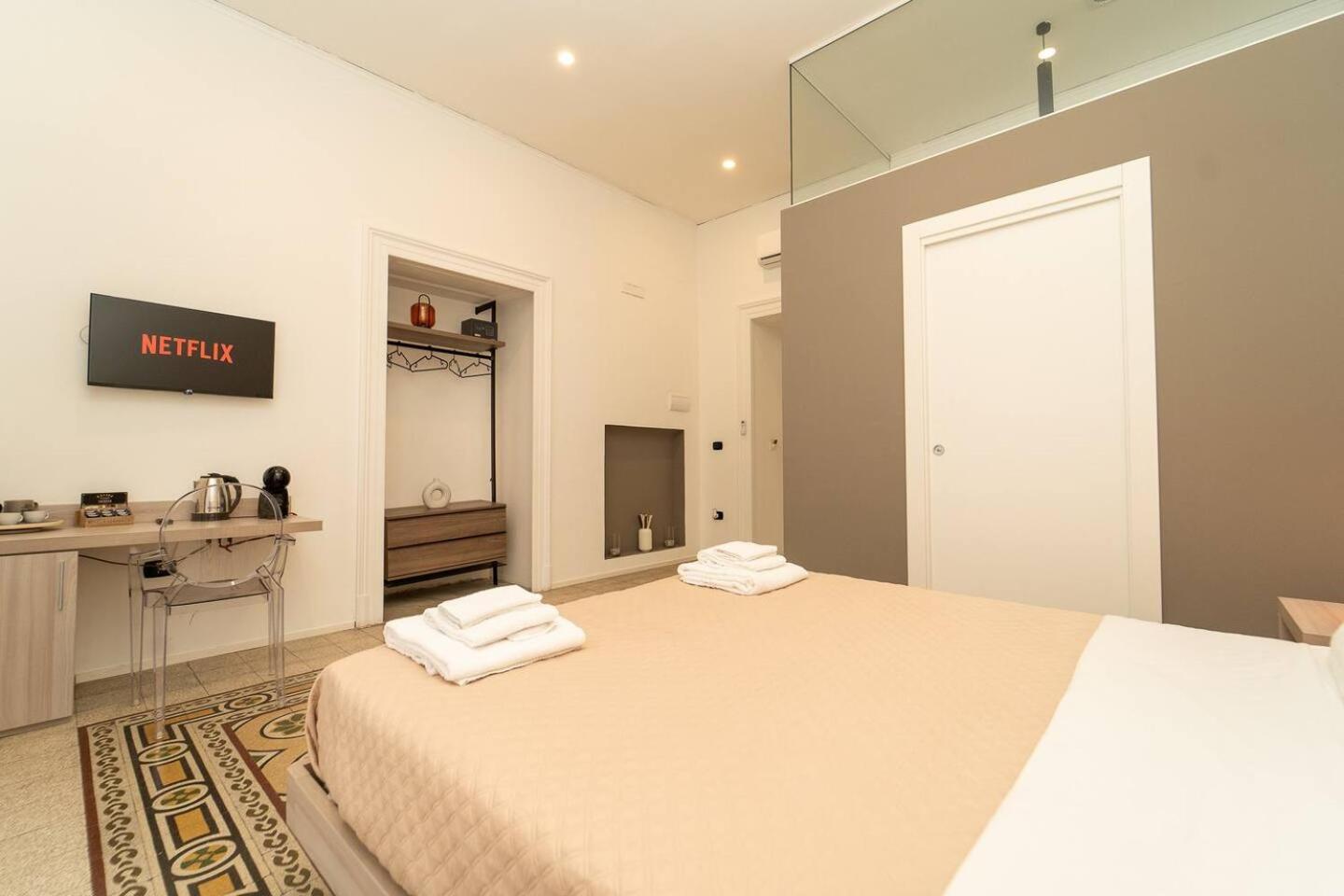 La Piazza Suite Napels Buitenkant foto