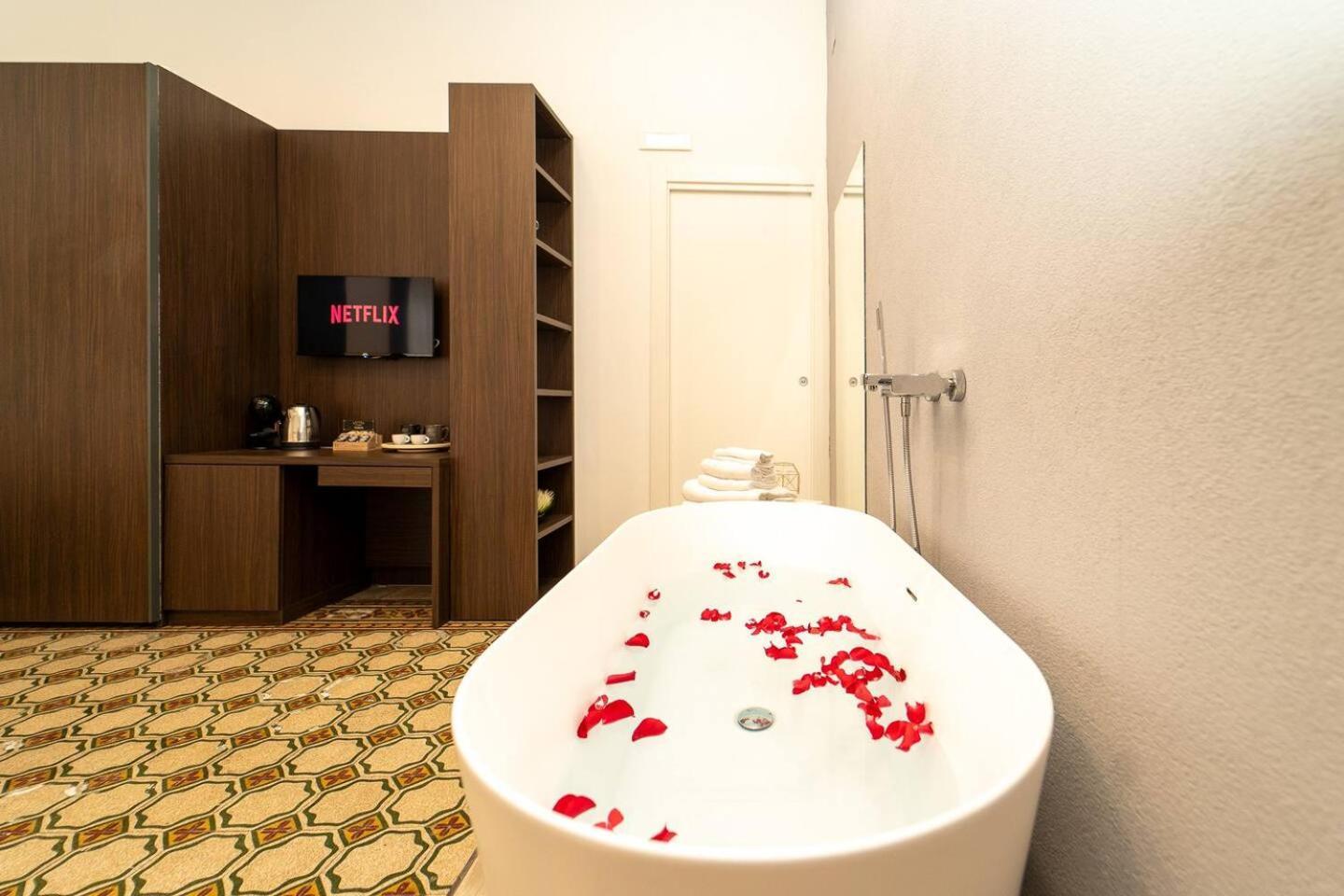 La Piazza Suite Napels Buitenkant foto