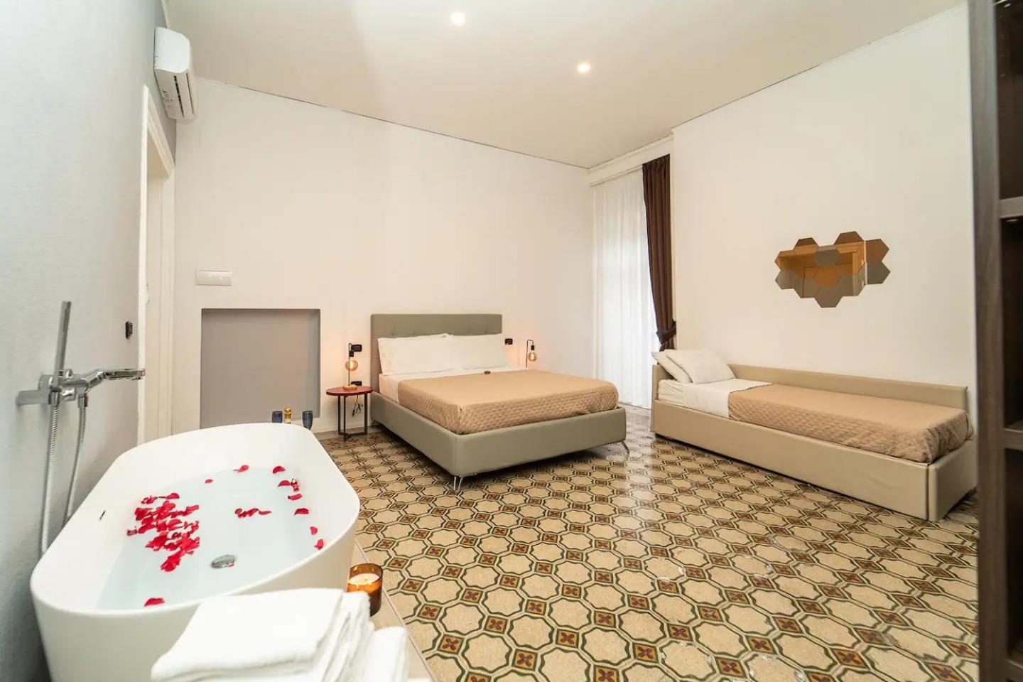 La Piazza Suite Napels Buitenkant foto