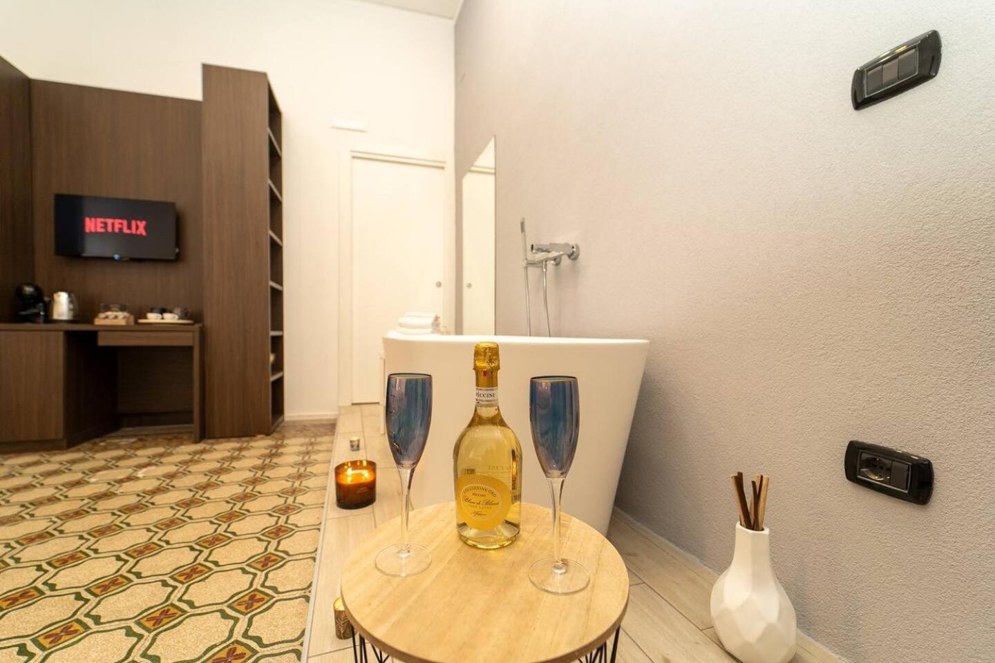 La Piazza Suite Napels Buitenkant foto
