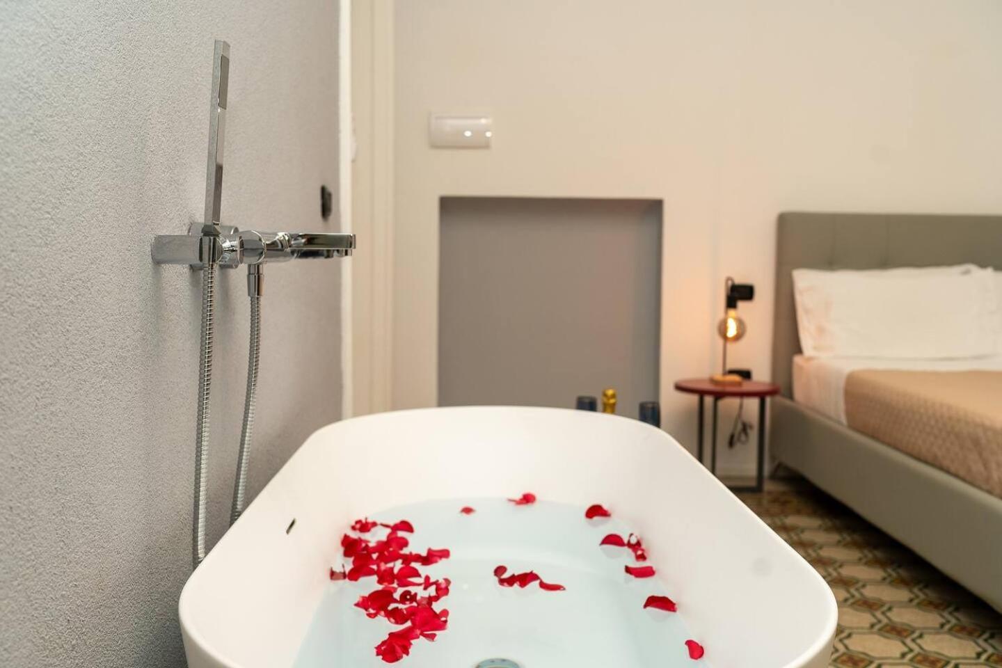 La Piazza Suite Napels Buitenkant foto