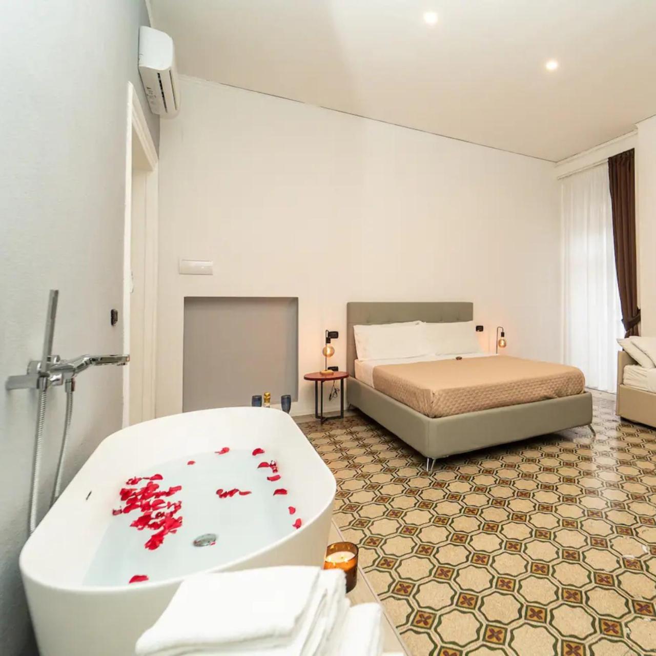 La Piazza Suite Napels Buitenkant foto